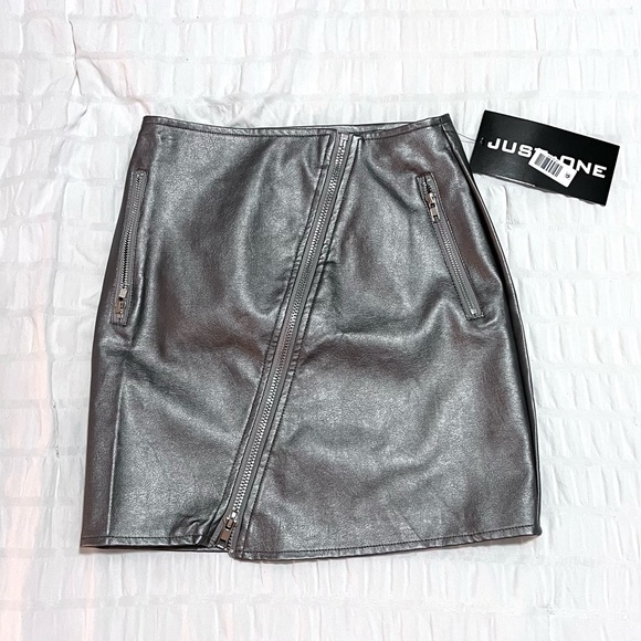 Silver Faux Leather Mini Skirt - Picture 4 of 7